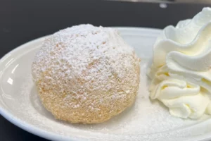 Eis-Knödel mit Schlagobers